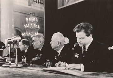 1948 г., Москва. В президиуме 1-го Съезда композиторов СССР: Юрий Шапорин, Мариан Коваль, Владимир Захаров (у микрофона), Сергей Василенко, Тихон Хренников.
